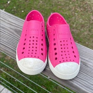 Native girls pink shoes size C11